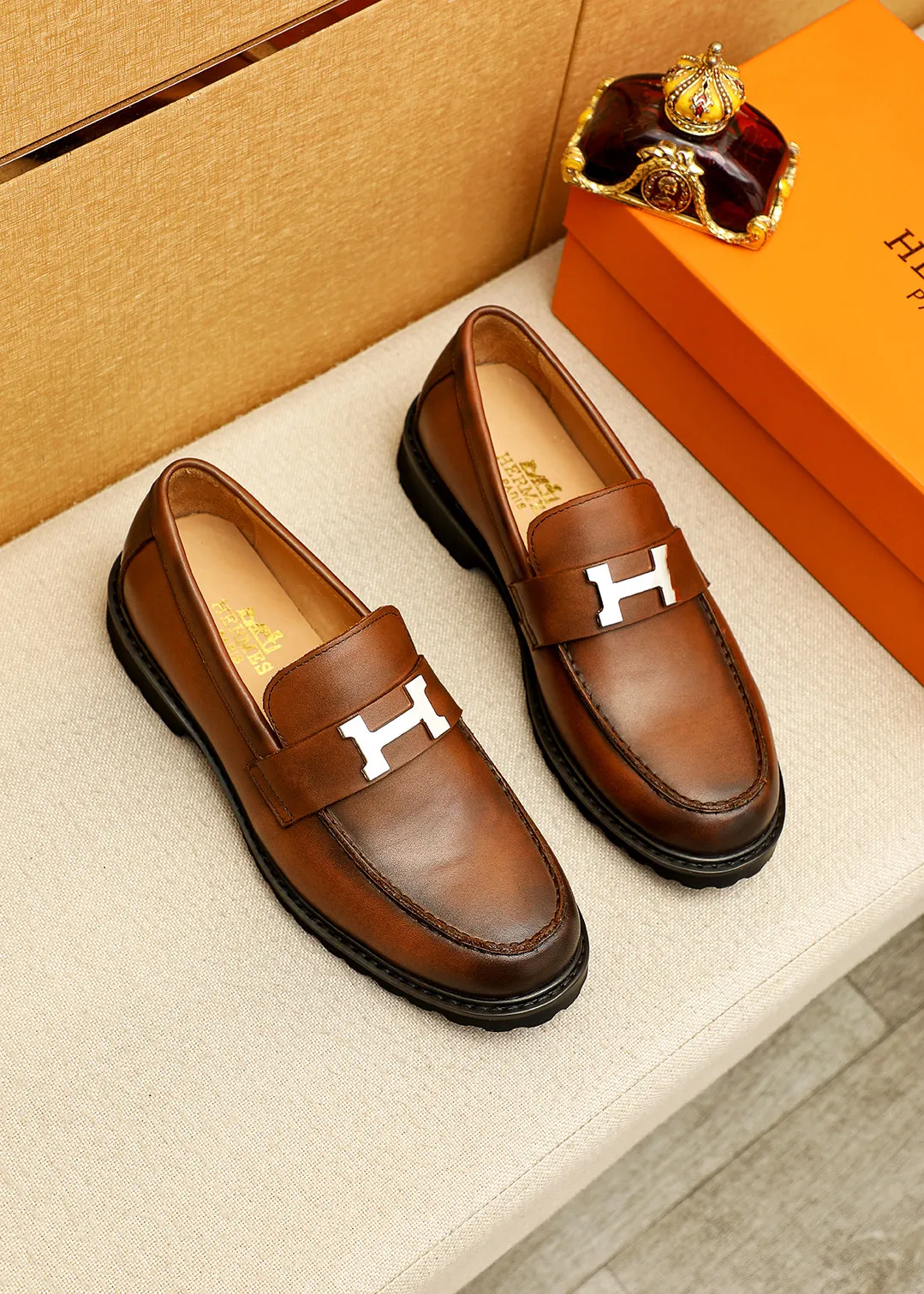 Men's shoes 💰460 💐 Product trademark: HERMES "Hermès" casual leather shoes Regular size: 38-44 (45.46🉑️customized) Product materials: Selected imported first-layer calfskin upper + luxury hardware buckle, imported water-dyed 🐂 cowhide lining. Strong three-dimensional visual effect, original outsole Color: 4⃣️colors available